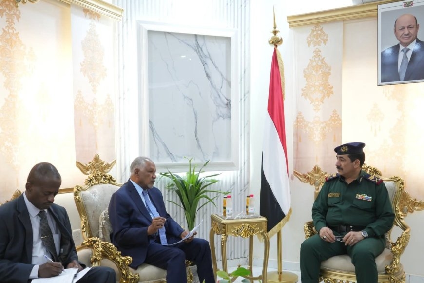 وزير الداخلية يلتقي السفير السوداني لتعزيز التعاون الأمني بين البلدين