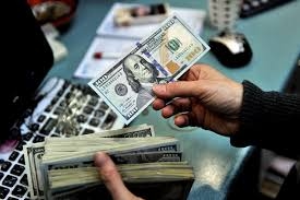 سوق العملة: أسعار صرف الدولار في السوق المحلي اليوم