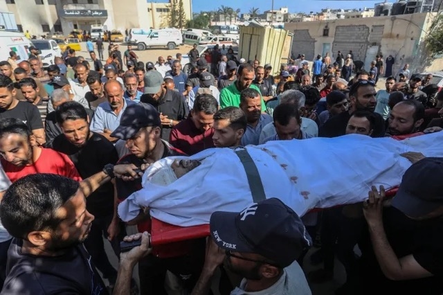 10 شهداء بمجزرة صهيونية جديدة داخل مركز توزيع مساعدات بحي الزيتون جنوب شرقي مدينة غزة