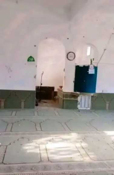 إعدام الإمام في المحراب ومقتل مصلين في مجزرة حوثية داخل مسجد في عمران (صور)