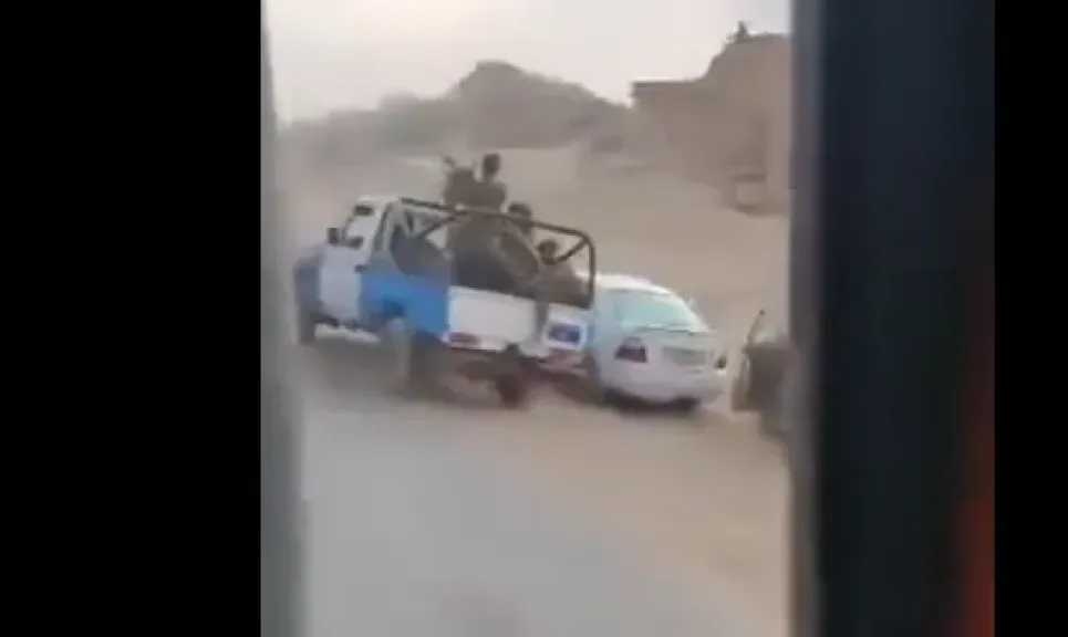 'الخُمس' القسري.. شاهد بالفيديو الحوثيون يحاصرون بني حشيش لجباية الأموال