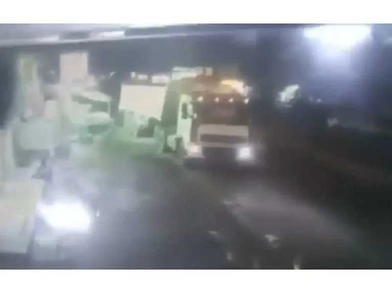 شاهد بالفيديو شاب يختار ان ينهي حياته تحت عجلات قاطرة في الحديدة .. والسائق يدفع الثمن