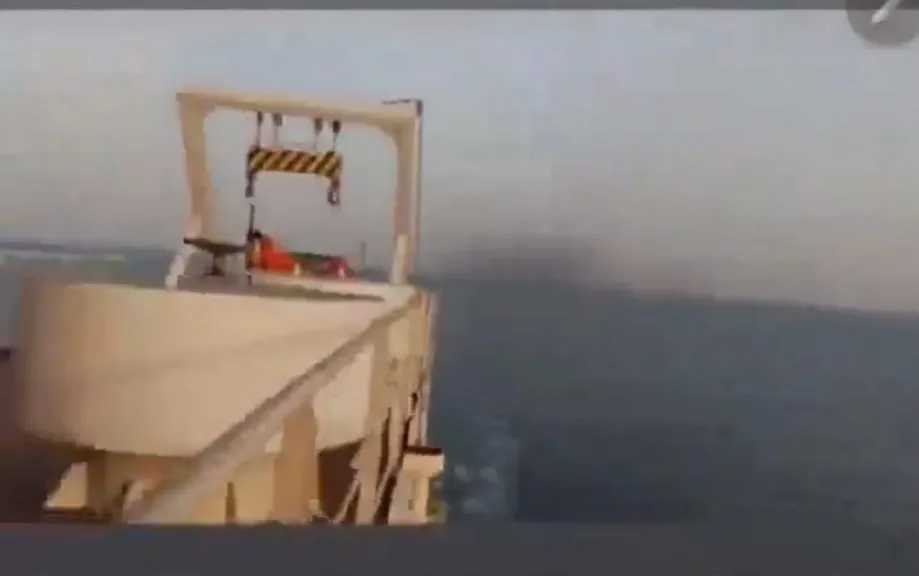 الحوثيون يغرقون السفن مجددا .. شاهد بالفيديو لحظة استهداف وغرق السفينة 'ماجيك سيز'