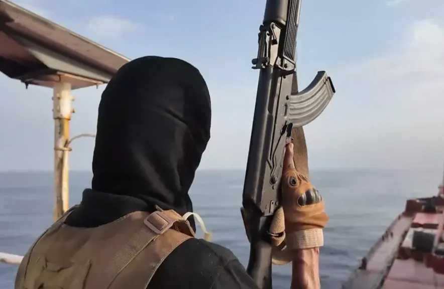 الحكومة الشرعية تنشر فيديو يوثق لحظة الهجوم الحوثي على سفينة 'ماجيك سيز' وإغراقها وتعلق!