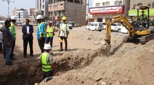 وكيل محافظة عدن يتفقد سير العمل في مشروع إعادة تأهيل شارع الخمسين بمديرية المنصورة