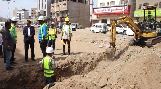 وكيل العاصمة عدن يتفقد سير العمل في مشروع إعادة تأهيل شارع الخمسين