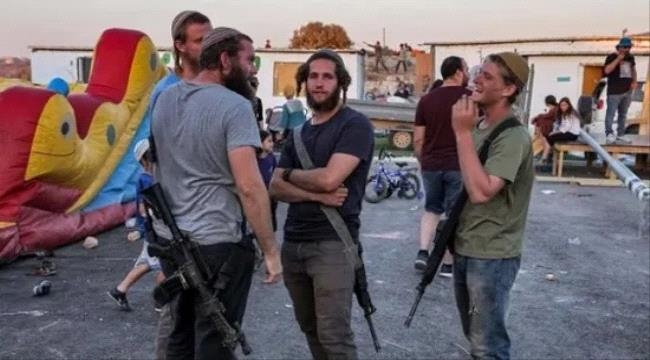 مستوطنون يضرمون النار في منازل الفلسطينيين شرقي الخليل