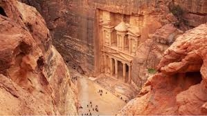 مطالبات ببرامج وفعاليات مناسبة للسياح العرب
