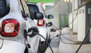 رفع الضريبة على سيارات الكهرباء أقل من 10 آلاف دينار .. هل خسر المواطن؟