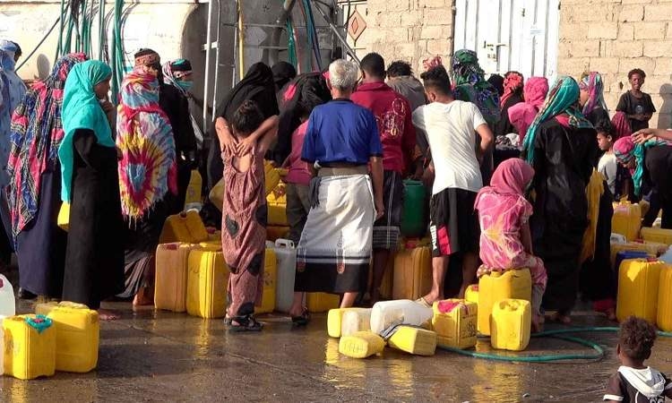 "العدوان والإخوان" ينفذون عقاب جماعي بحرمان أبناء تعز من المياه