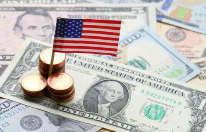 انخفاض إنفاق المستهلكين الأمريكيين في مايو مع انحسار تأثير الرسوم الجمركية