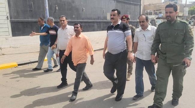 مدير عام المنصورة يتفقد الأعمال النهائية لمشروع إعادة تأهيل شارع حي الطيارين
