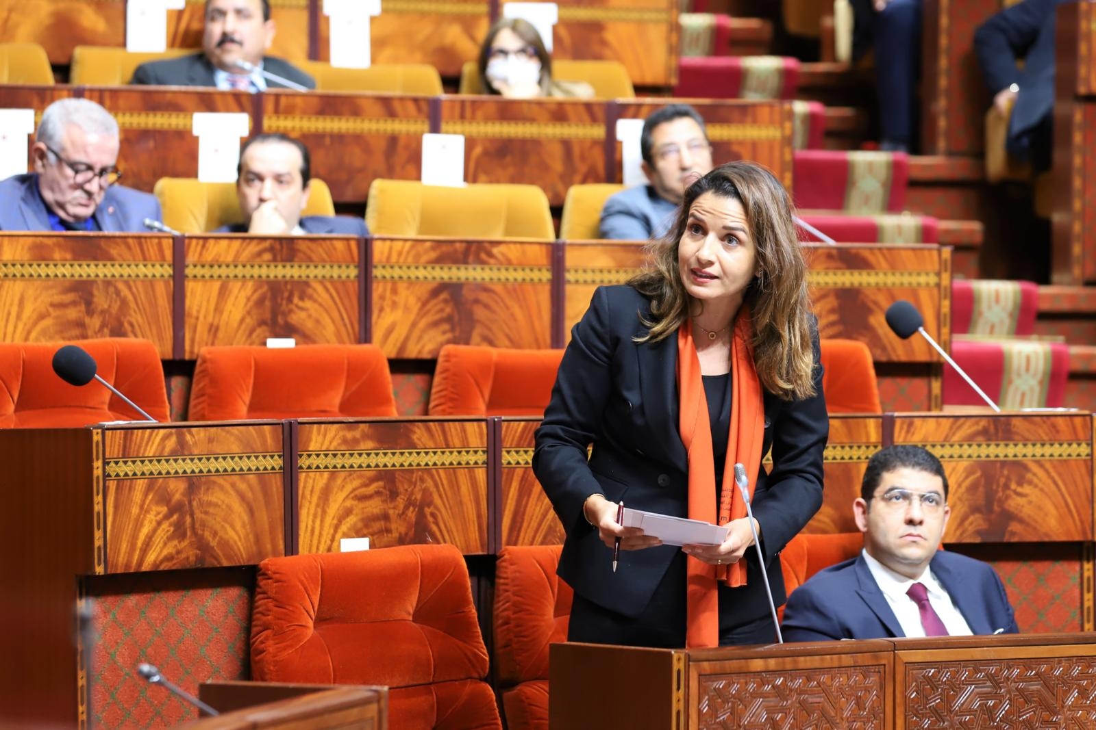 ليلى بنعلي تثير الجدل: هل دعت الوزيرة المغاربة إلى البناء التقليدي بسبب الحرارة؟