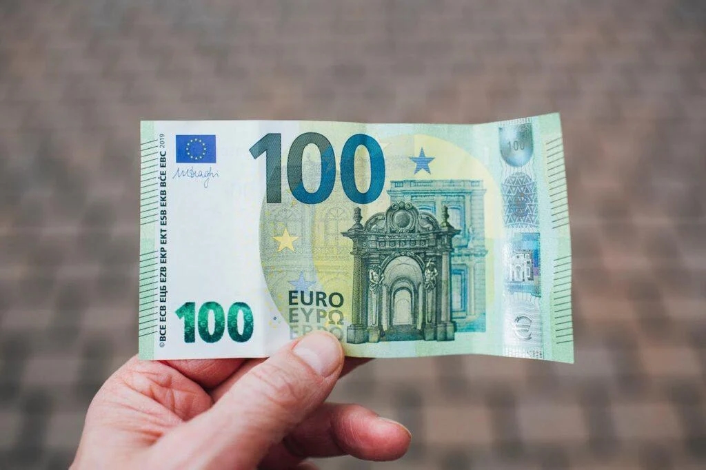 سعر اليورو اليوم الاثنين 7-7-2025 أمام الجنيه في نهاية التعاملات