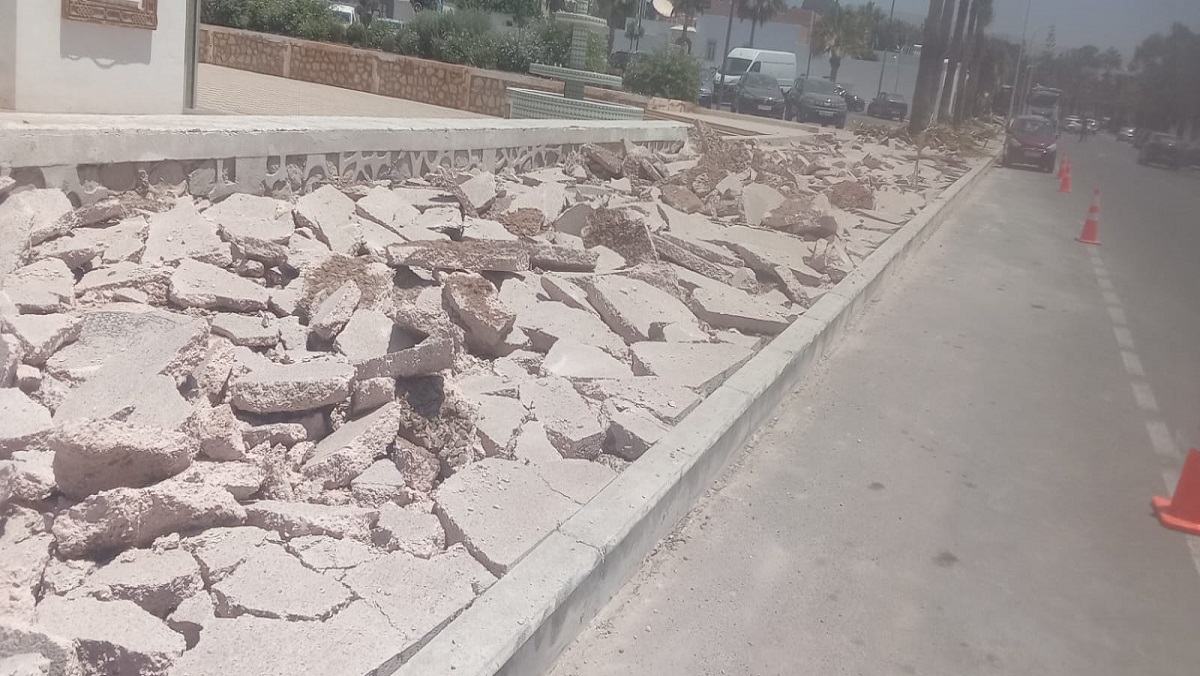 إزالة تبليط غير مطابق للمعايير بمحيط مسجد لبنان بأكادير: جودة المشاريع الحضرية تحت المجهر