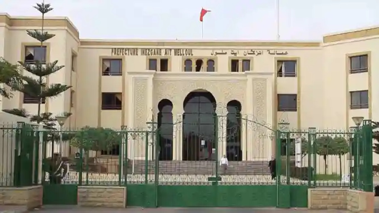 احتلال الملك العمومي من طرف شركات نافذة يثير غضبا واسعا بأيت ملول، وسط مطالب بإعادة الوضع إلى طبيعته