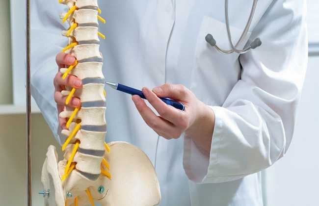 أشهر أعراض آلام العمود الفقري وطرق الوقاية