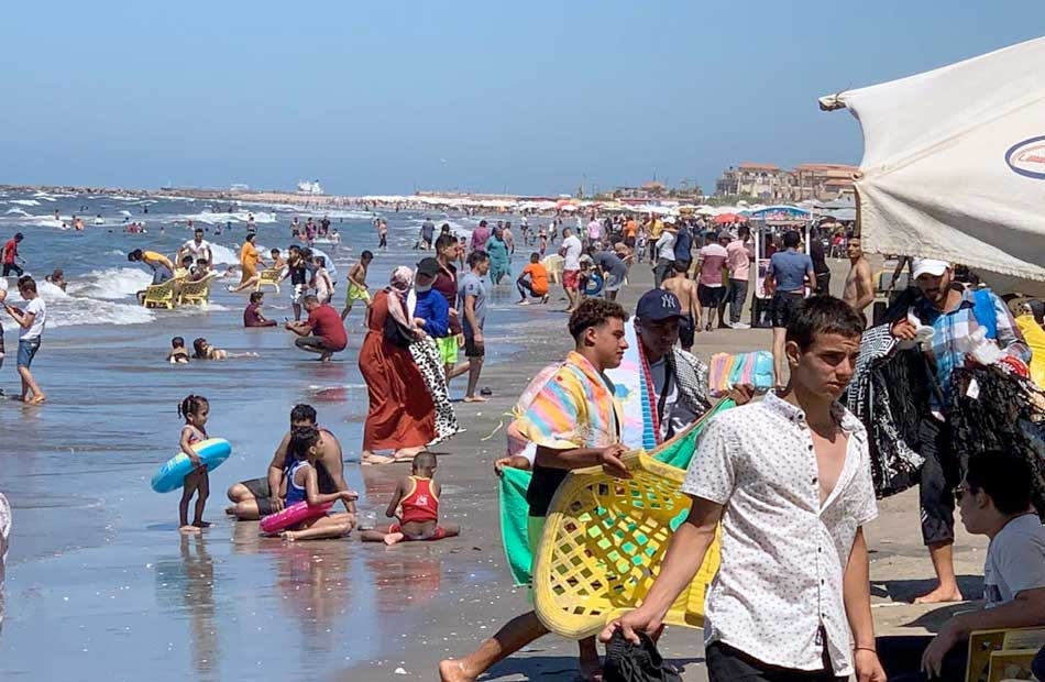 عطلة صيفية ممتعة .. شواطئ بورسعيد تستقبل آلاف الزوار
