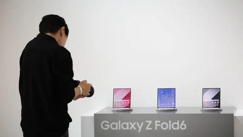 صورة مُسربة تكشف مدى نحافة هاتف "Galaxy Z Fold 7" المقبل