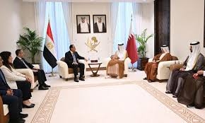 رئيس الوزراء يبحث مع نظيره القطري دعم الاستثمارات المشتركة