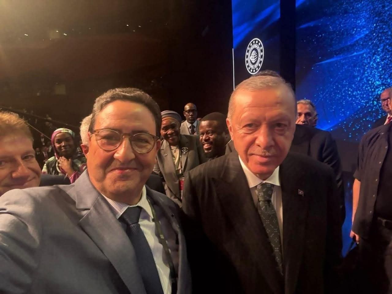 سيلفي الوزير… صورة تهين المقام وتسيء للوطن