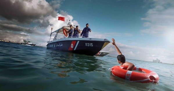 خفر السواحل: إنقاذ شخص جرفه التيار البحري بعيداً عن قاربه أثناء ممارسته الغوص