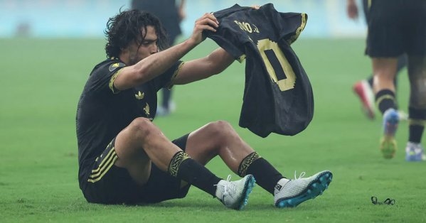 خيمينيز يكرّم ديوغو جوتا في نهائي "الكأس الذهبية"
