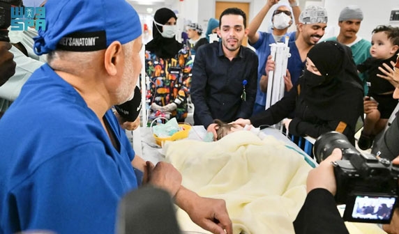 أجريت إنفاذًا لتوجيهات خادم الحرمين وولي العهد.. نجاح عملية فصل التوأم السوري «سيلين وإيلين»