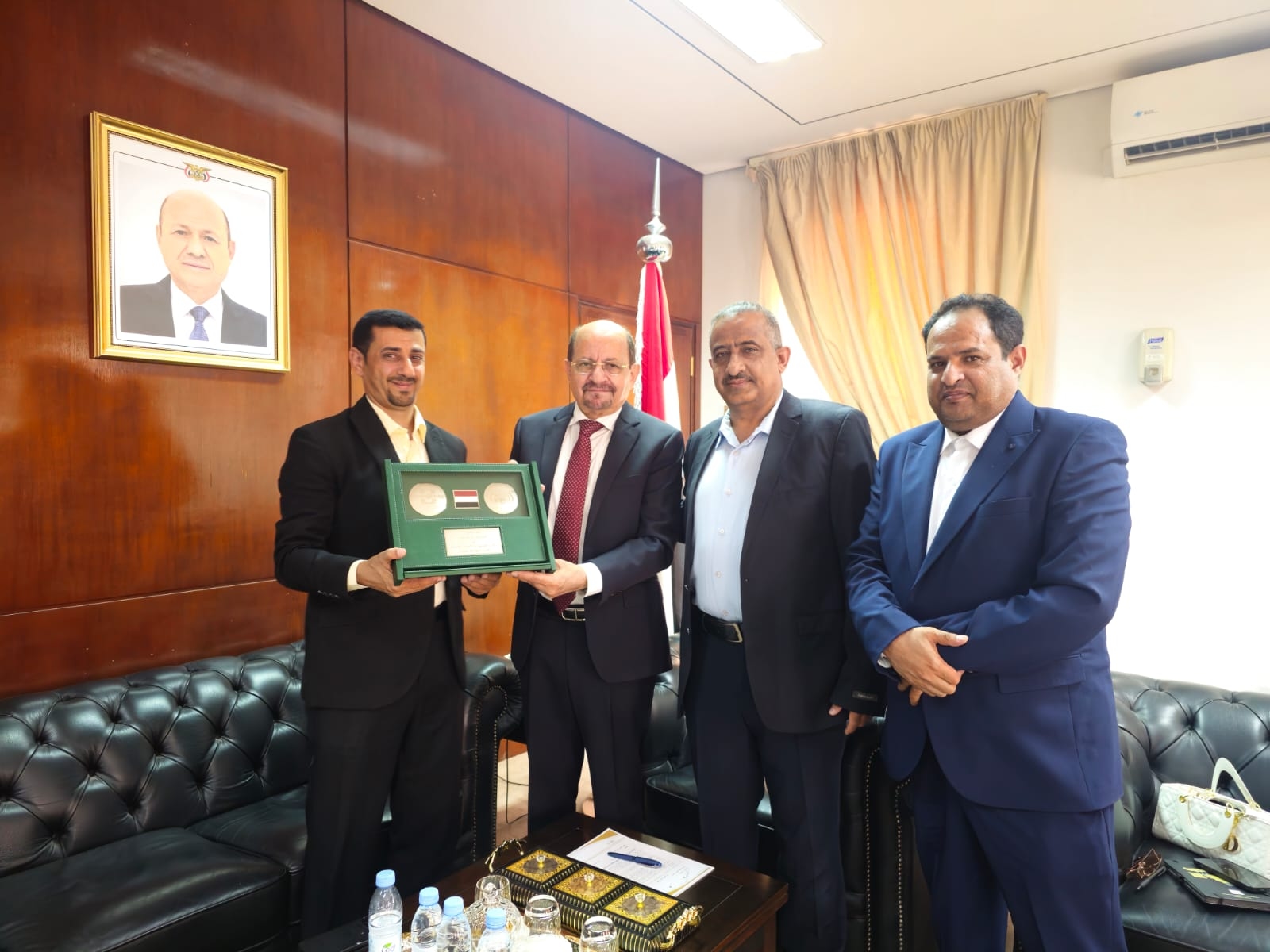 وزير الخارجية يلتقي رئيس بوابة المستثمر لبحث تعزيز دعم المستثمرين اليمنيين في السعودية