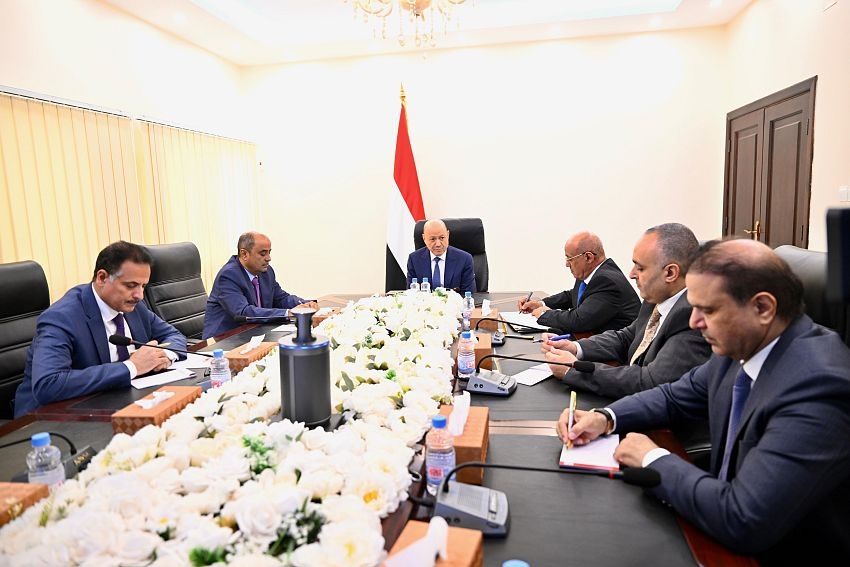 الرئيس العليمي يجتمع برئيس الوزراء ومحافظ البنك المركزي