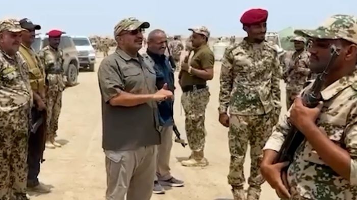 طارق صالح يواصل زياراته الميدانية إلى مراكز التدريب في جبهات الساحل الغربي