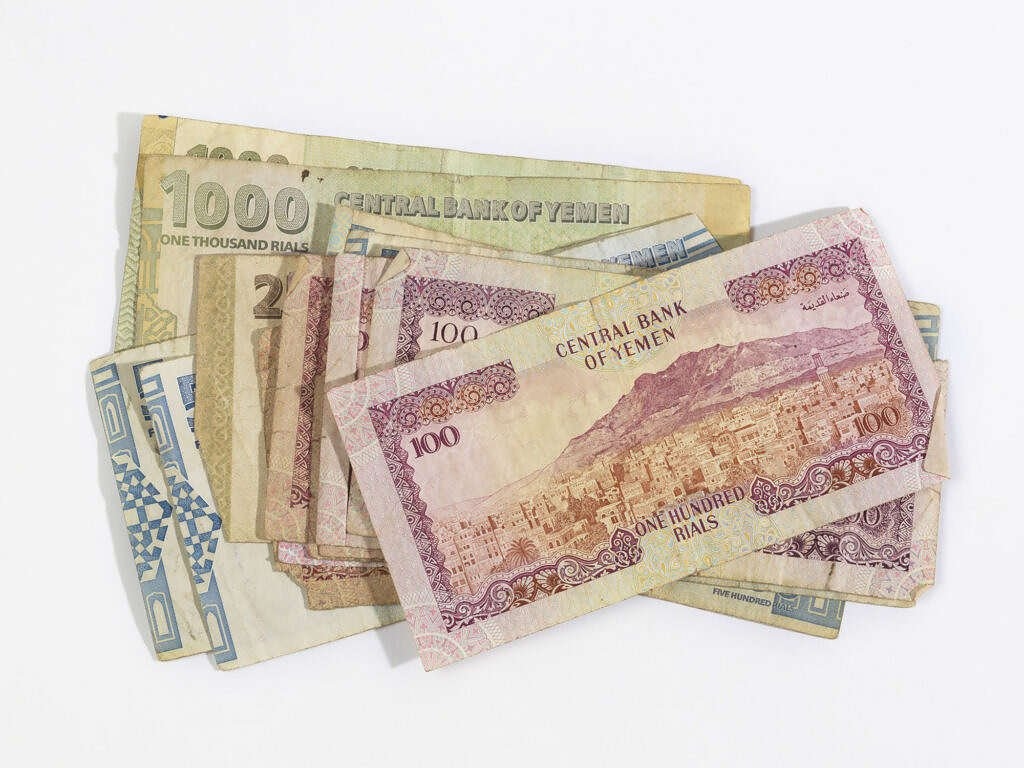 قفزة تاريخية للدولار مقابل الريال اليمني: ما الأسباب وما التداعيات؟