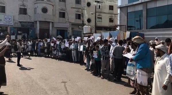 الموظفون النازحون يطالبون بصرف رواتبهم المتوقفة منذ 9 أشهر
