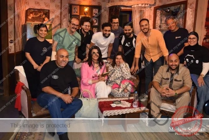 'يمين في أول شمال' يجذب نجوم الفن على مسرح السلام
