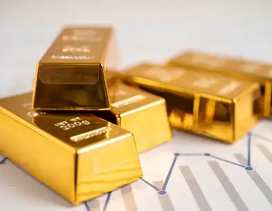 الذهب يتراجع 0.3% بعد اتفاق أمريكا وفيتنام .. والأنظار على تقرير الوظائف