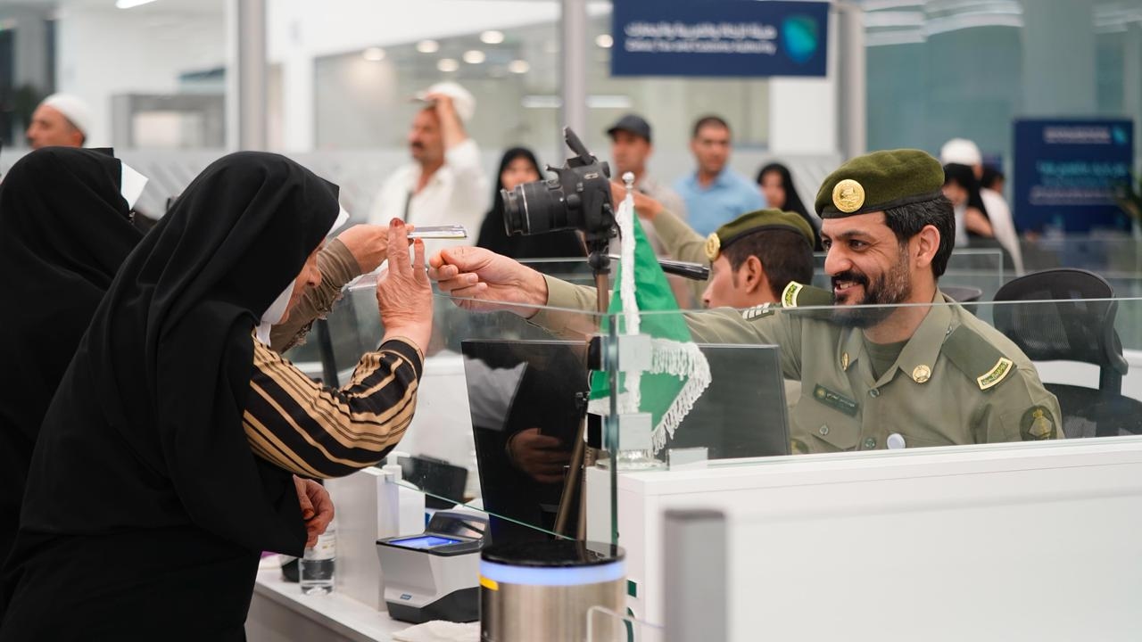 الجوازات السعودية تنهي إجراءات مغادرة ضيوف الرحمن من الجمهورية الإسلامية الإيرانية عبر منفذ جديدة عرعر