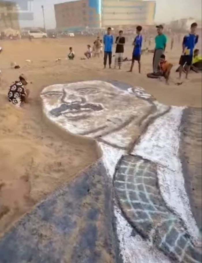 شباب في حضرموت يرسمون صورة الزعيم علي عبد الله صالح على سواحل المكلا