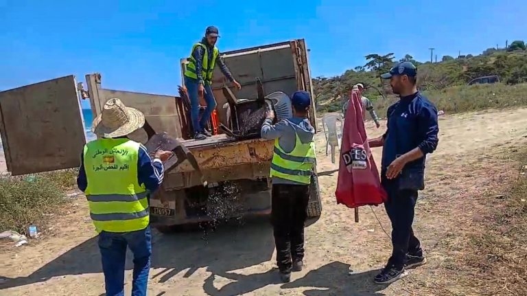 السلطات تواصل تحرير الشواطئ من محتليها