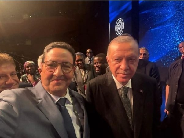 سيلفي وزير النقل المغربي قيوح مع أردوغان يثير الجدل على مواقع التواصل