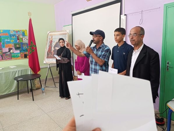 أستاذ يوزع أجـرته الشهرية على تلامذته المتفوقين بنواحي سيدي إفني