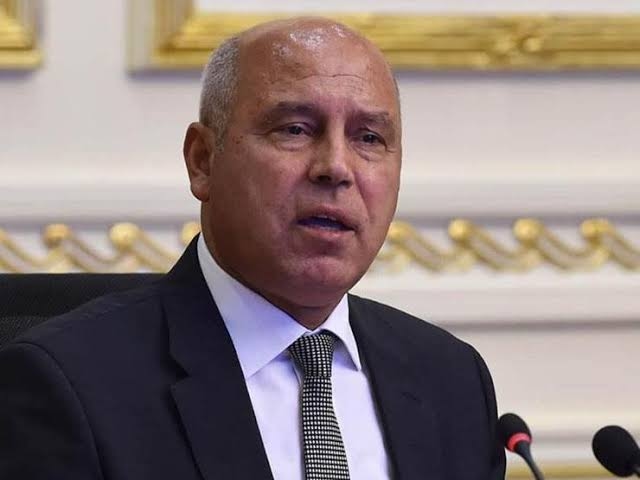 وزارة النقل تستهدف تصنيع 1000 تريلا لتقليل الحمولات الزائدة على الطرق