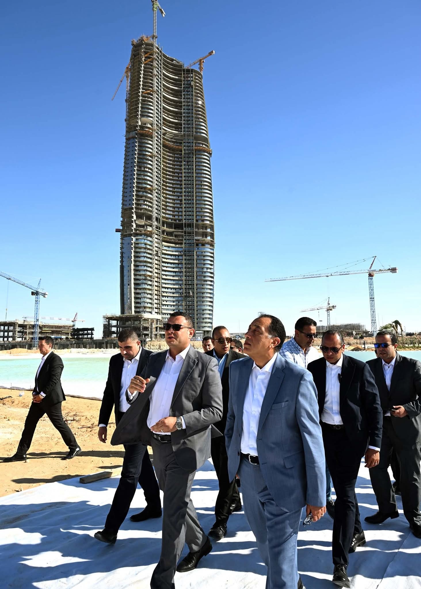 رئيس الوزراء يتفقد مشروعات «أبراج الداون تاون» و«داون تاون لاجون» بالعلمين الجديدة