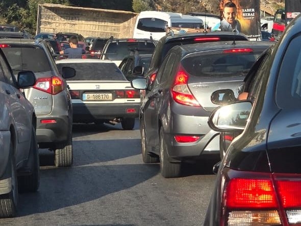 بالصور: تدهور صهريج على أوتوستراد عنايا