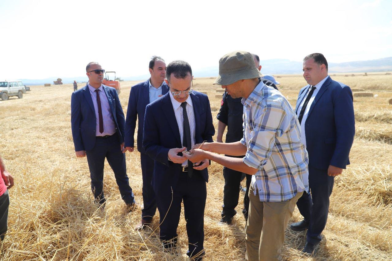 جندوبة : وزير الفلاحة والموارد المائيّة والصّيد البحري يتابع موسم الحصاد والتّجميع ببعض المنشآت الفلاحيّة بالجهة