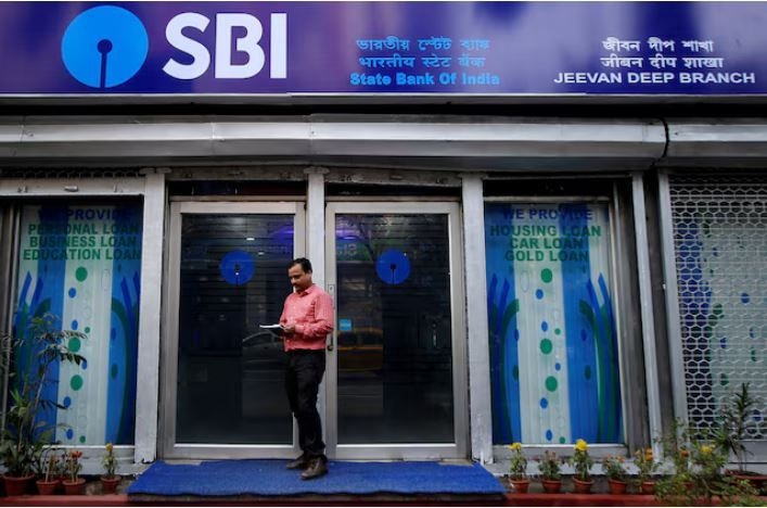 India's largest bank to raise US$3bil in share sale