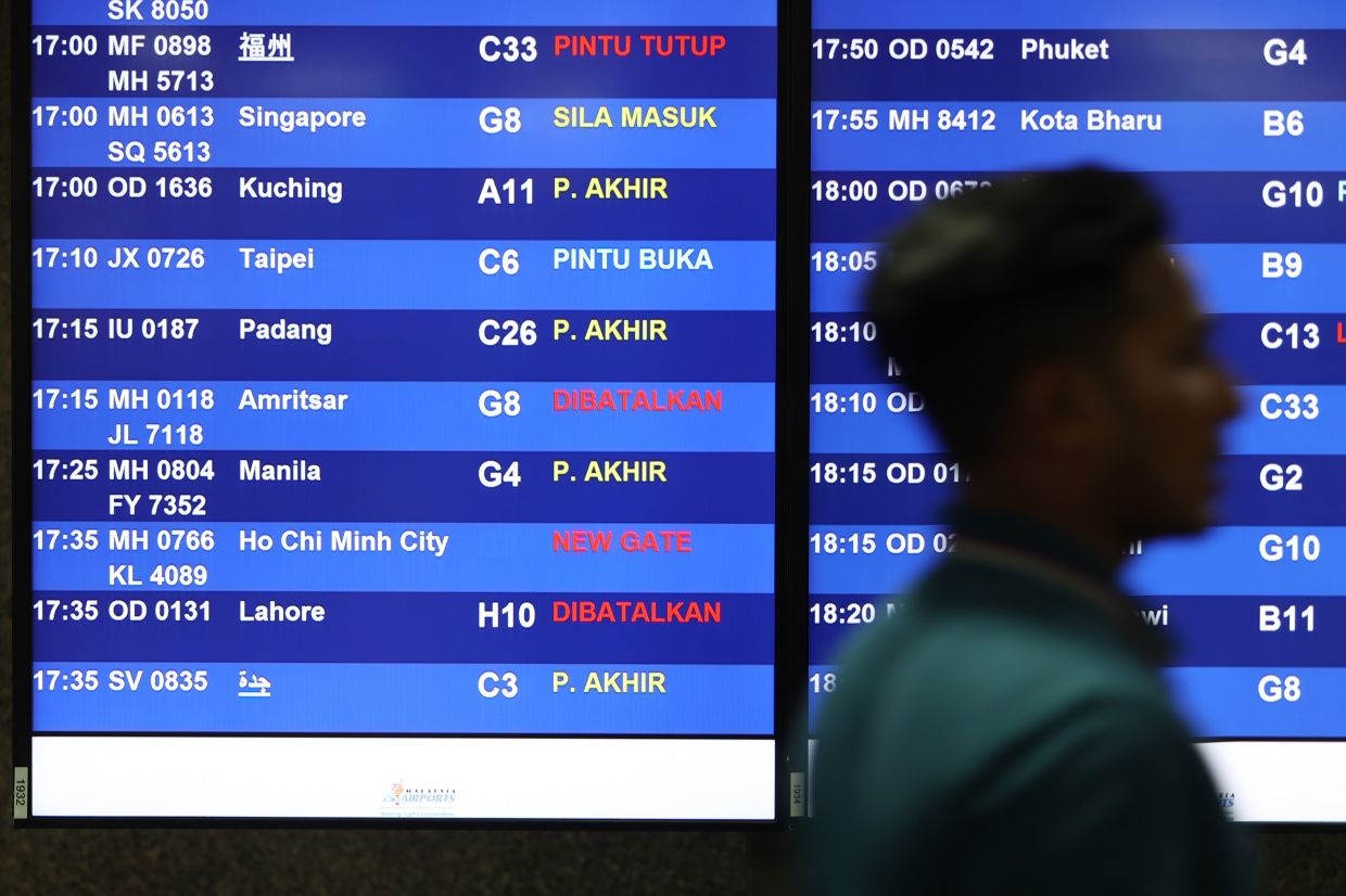 Flights to India and Pakistan take a hit as travellers cancel trips