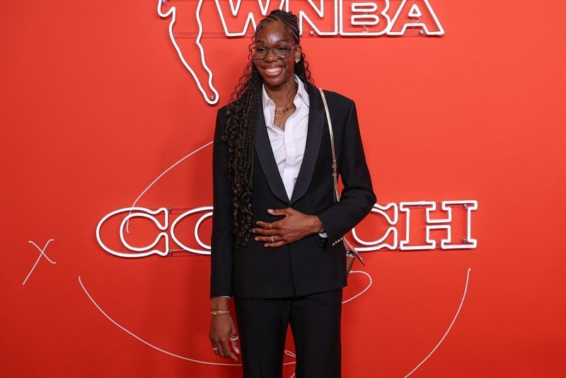 Basketball-France's teen sensation Malonga ready to dunk on WNBA