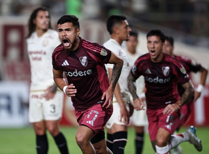Soccer-River Plate ease into Argentine quarters after 3-0 win over Barracas