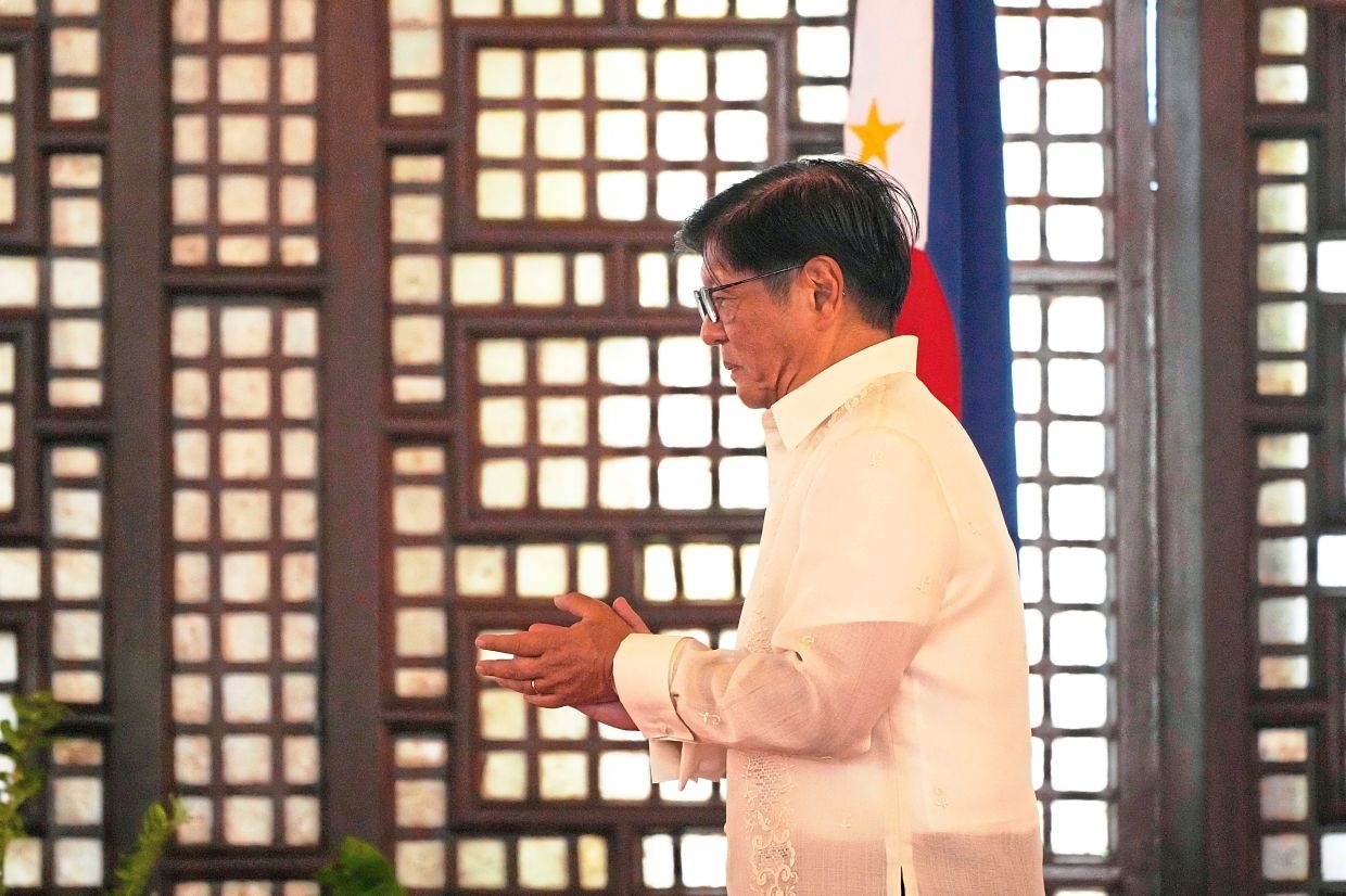 Marcos calls on Cabinet to resign