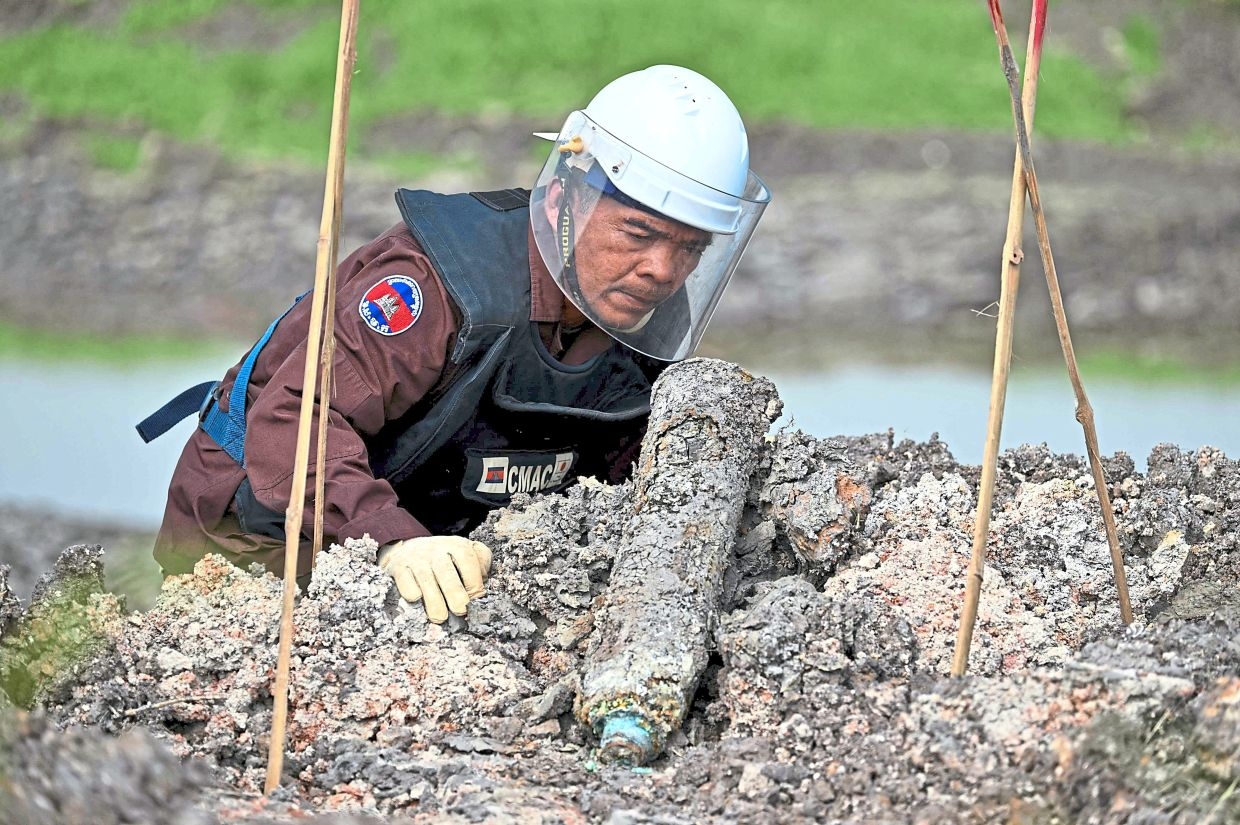 Anti-tank mine blast kills tractor driver in western Cambodia: official